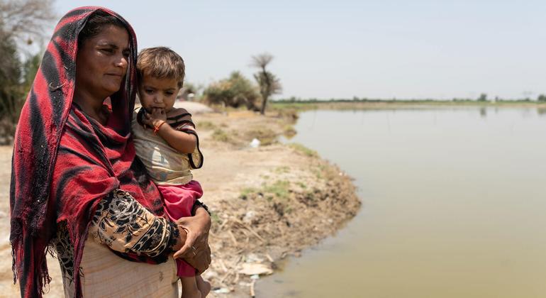 Una mujer sostiene a su hija en Pakistán.