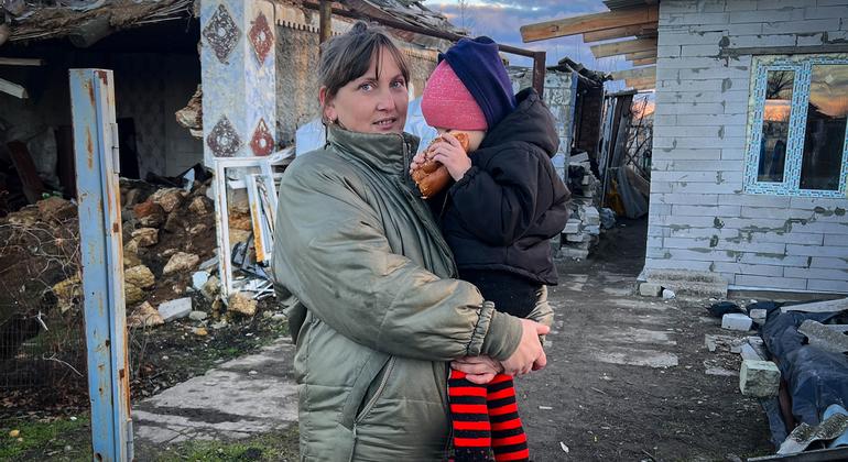 Une mère célibataire de trois enfants reconstruit sa maison avec l'aide de l'agence des Nations Unies pour les réfugiés, le HCR.