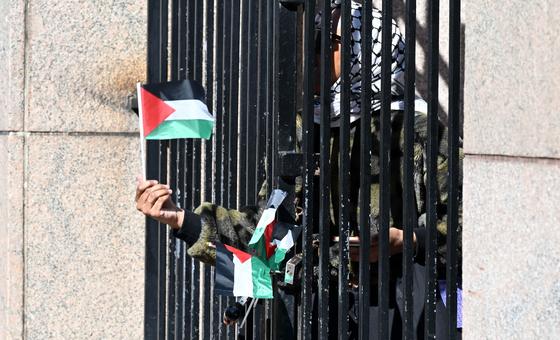 Manifestantes en Nueva York mostrando una bandera Palestina.