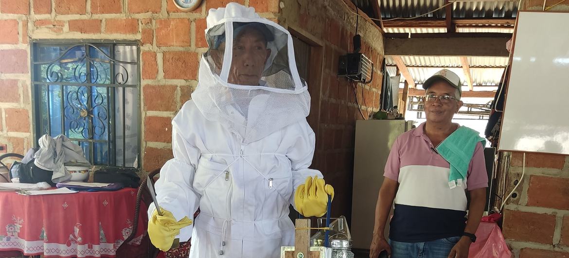 Entrega de equipamiento para colmenas y explicación de su uso. Al fondo, José Ibáñez, de AgroRoma.