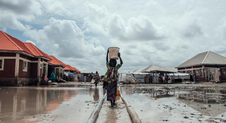 Des millions de personnes sont toujours déplacées au Nigéria en raison des conflits, des effets du changement climatique et des catastrophes naturelles. Sur cette photo d'archive, une fille transporte de l'eau jusqu'à son abri dans un camp de personnes d…