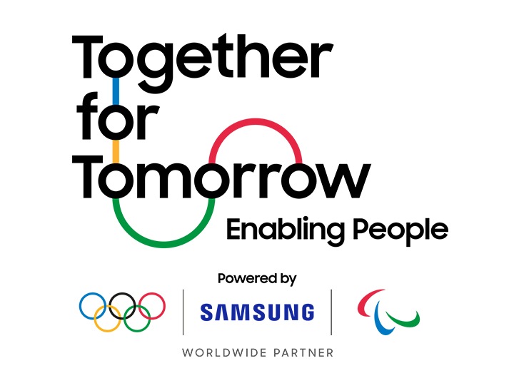 Der Text „Together for Tomorrow Enabling People“ wird durch Linien in den anderen vier Farben der Olympischen Rings verbunden. Darunter steht der Text „Powered by“, gefolgt von den Olympischen Ringen, dem Samsung-Logo und dem Agitos-Logo. Darunter steht: „WELTWEITE PARTNER“.