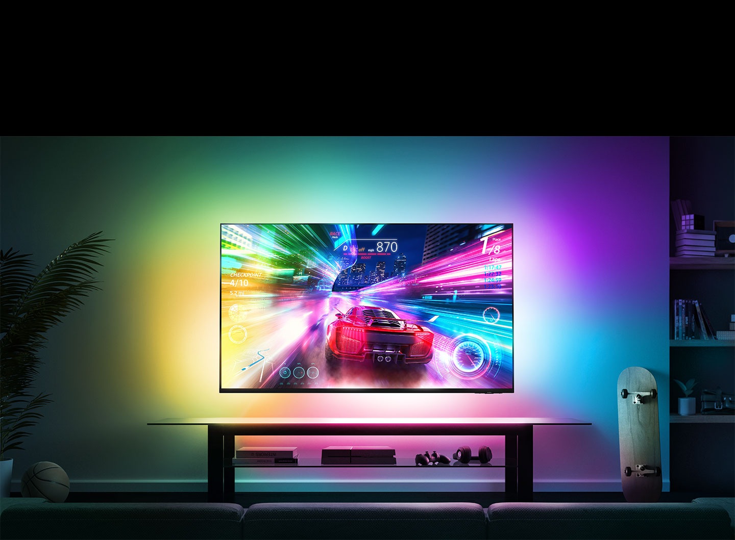 Ein Autorennspiel läuft auf einem Gaming-Fernseher. Philips Hue Sync ist eingeschaltet und beleuchtet den Raum mit Farben, die zum Bildschirm passen. Die Beleuchtung verleiht dem Raum eine stimmungsvolle Atmosphäre und verbessert das Spielerlebnis.