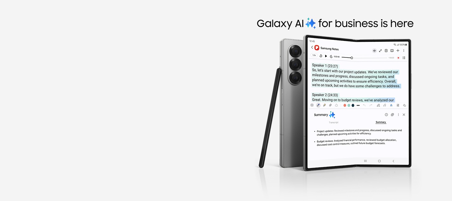 Galaxy AI for Business is here. Von zwei Galaxy Z Fold6 Smartphones ist eines zusammengeklappt und von der Rückseite zu sehen, das andere aufgeklappt und mit dem Hauptdisplay nach vorne ausgerichtet. Auf dem letzteren sind in der oberen Hälfte die Samsung Notes-App mit einer transkribierten Aufnahme und in der unteren Hälfte der Notizen-Assistent mit einer Zusammenfassung davon zu sehen. Der S Pen Fold Edition für das Galaxy Z Fold6 „lehnt sich“ an das zusammengeklappte Gerät an.