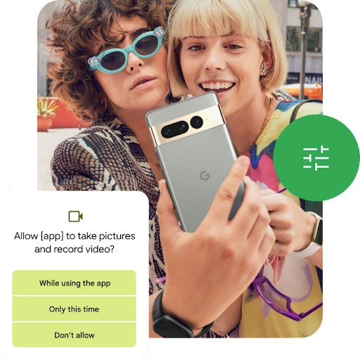 一位用户与好友正在使用 Android 智能手机自拍。Android 提示用户选择要授予应用的拍照及录制视频的访问权限级别。