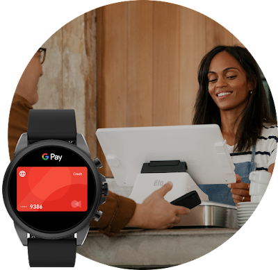 在背景中，一位女士協助一位男士使用 Google 平板電腦購物。前景是一隻 Wear OS 手錶，顯示 Google Pay 使用者介面。
