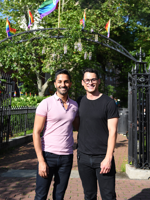 Mohit Jolly (él) y Adam Wright (él), de Google, están parados juntos y sonriendo frente a Stonewall Park