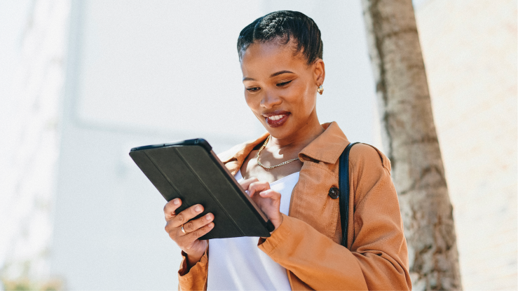 Una mujer que trabaja en su tablet.