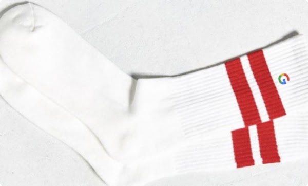 Foto de calcetines blancos con rayas rojas.
