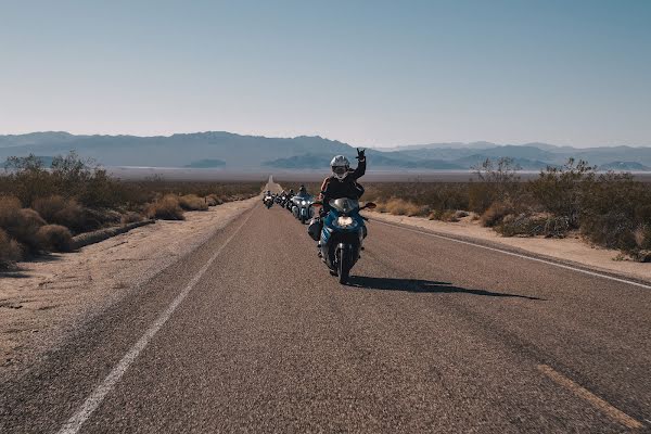 Grupa motocyklistek na bezkresnej drodze.