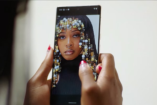 Fotografía de alta calidad de una mujer afrodescendiente en la pantalla de un teléfono Pixel.