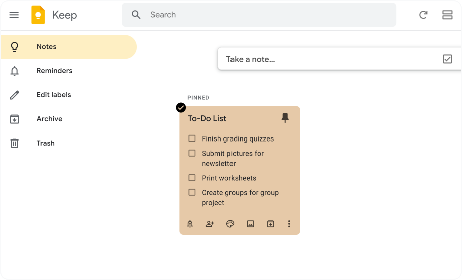 Google Keep är öppen och visar en checklista med saker att göra i en orange fast anteckning som har fästs högst upp på sidan.