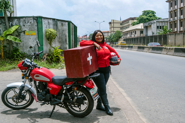 Una donna salva vite usando motociclette, banche del sangue e Google Maps