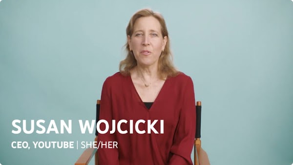 Foto de Susan Wojcicki con su pronombre (ella) junto a su nombre y cargo en un gráfico de "tercio inferior".