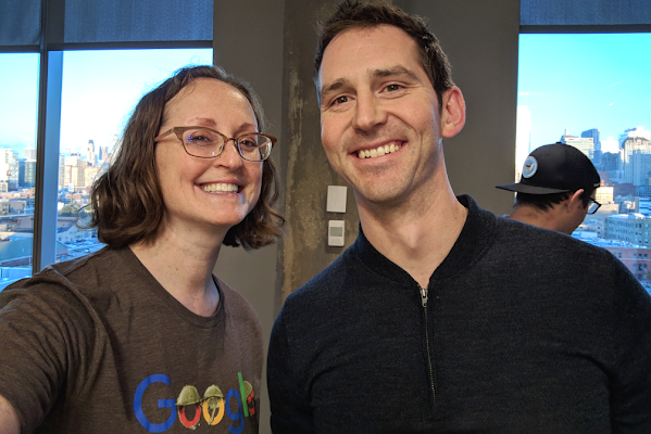 Dos empleados de Google están parados juntos y sonríen