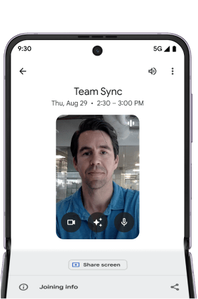Um smartphone Pixel Fold aberto na horizontal com uma conversa do Google Meet chamada "Team Sync" em andamento. A pessoa do outro lado está ouvindo.