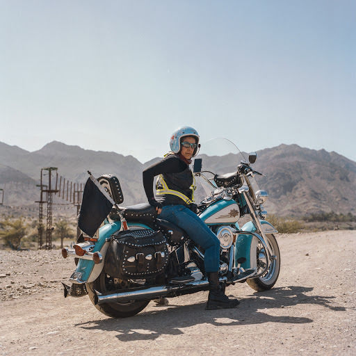 Retrato de una mujer motociclista