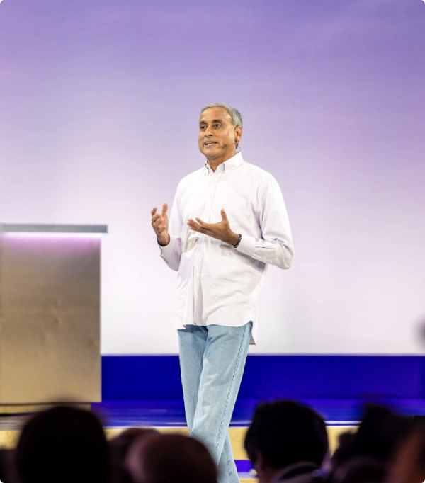 Prabhakar Raghavan, vicepresidente de Apps, hace una presentación en el escenario en Google Cloud Next 2018.