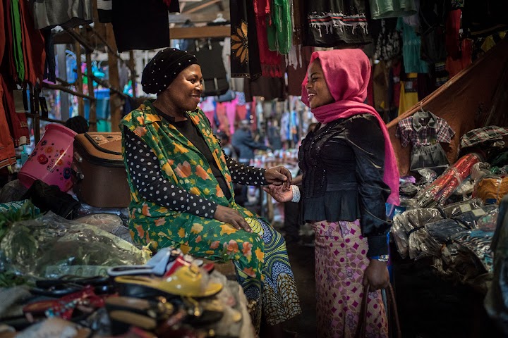 Djamila hablando con otra mujer en un mercado de Bukavu