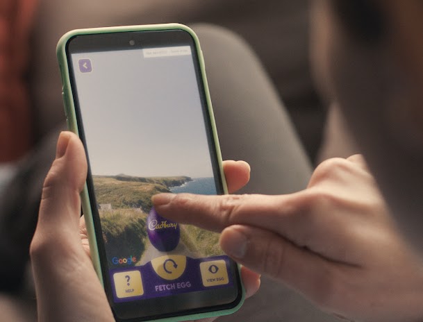 Um grande ovo da Cadbury em uma experiência de mapas interativos em um smartphone