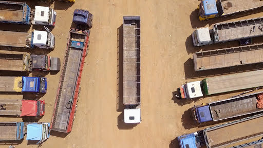 Vista panorámica de un estacionamiento de camiones en Accra