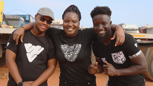 Chiamaka con sus dos cofundadores, Caryl y Tshepo