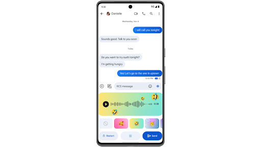 Invio di un messaggio vocale in Google Messaggi e aggiunta di uno sfondo personalizzato e di emoji su uno smartphone Android.