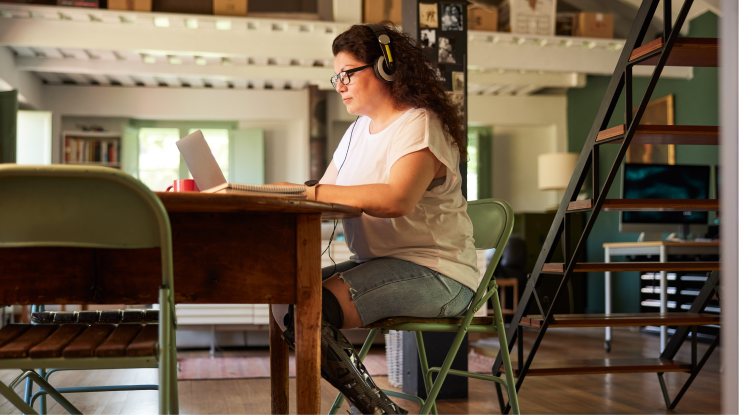 Uma mulher a trabalhar no computador.