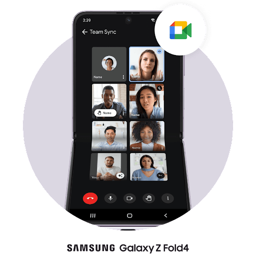 โลโก้ Google Meet ลอยอยู่เหนือโทรศัพท์แบบพับที่เปิดอยู่ตามแกนพับแนวนอน วิดีโอแชทที่กำลังมีการสนทนากับผู้โทรคนอื่นๆ อีก 7 คน