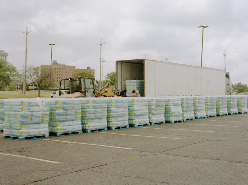 Uitgifte van waterflesjes op een parkeerterrein in Flint (Michigan).