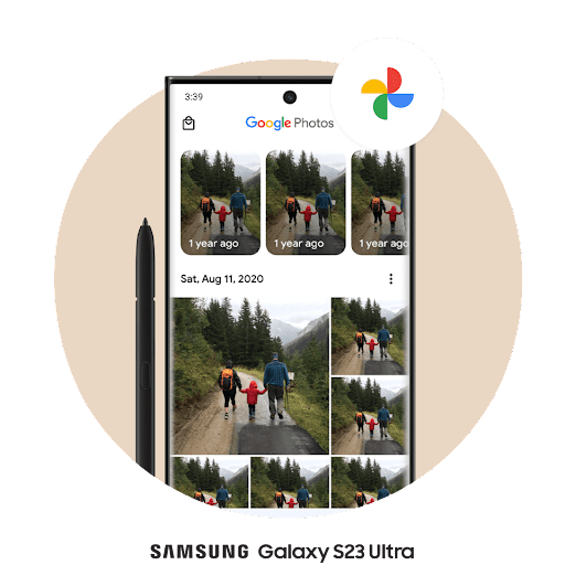 En Android-telefonskärm med Google Foto öppet visar ett rutnät av foton och logotypen för Google Foto uppe till höger.