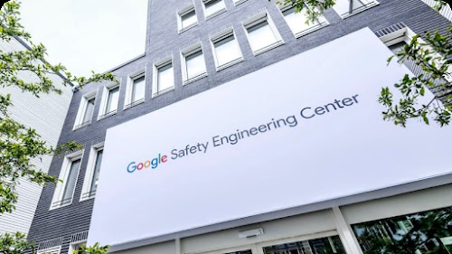 高層ビルの外にある Google セーフティ エンジニアリング センターのビルボード。
