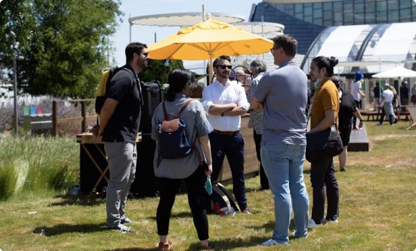 Participantes charlando al aire libre durante un descanso en Google Marketing Live 2022.
