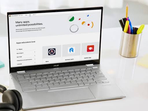 Nærbillede af en Chromebook, hvor Chromebook App Hub-skærmen vises.