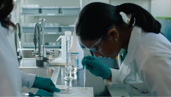 Gitanjali Rao aan het werk in het lab met wetenschapper Selene Hernandez Ruiz.