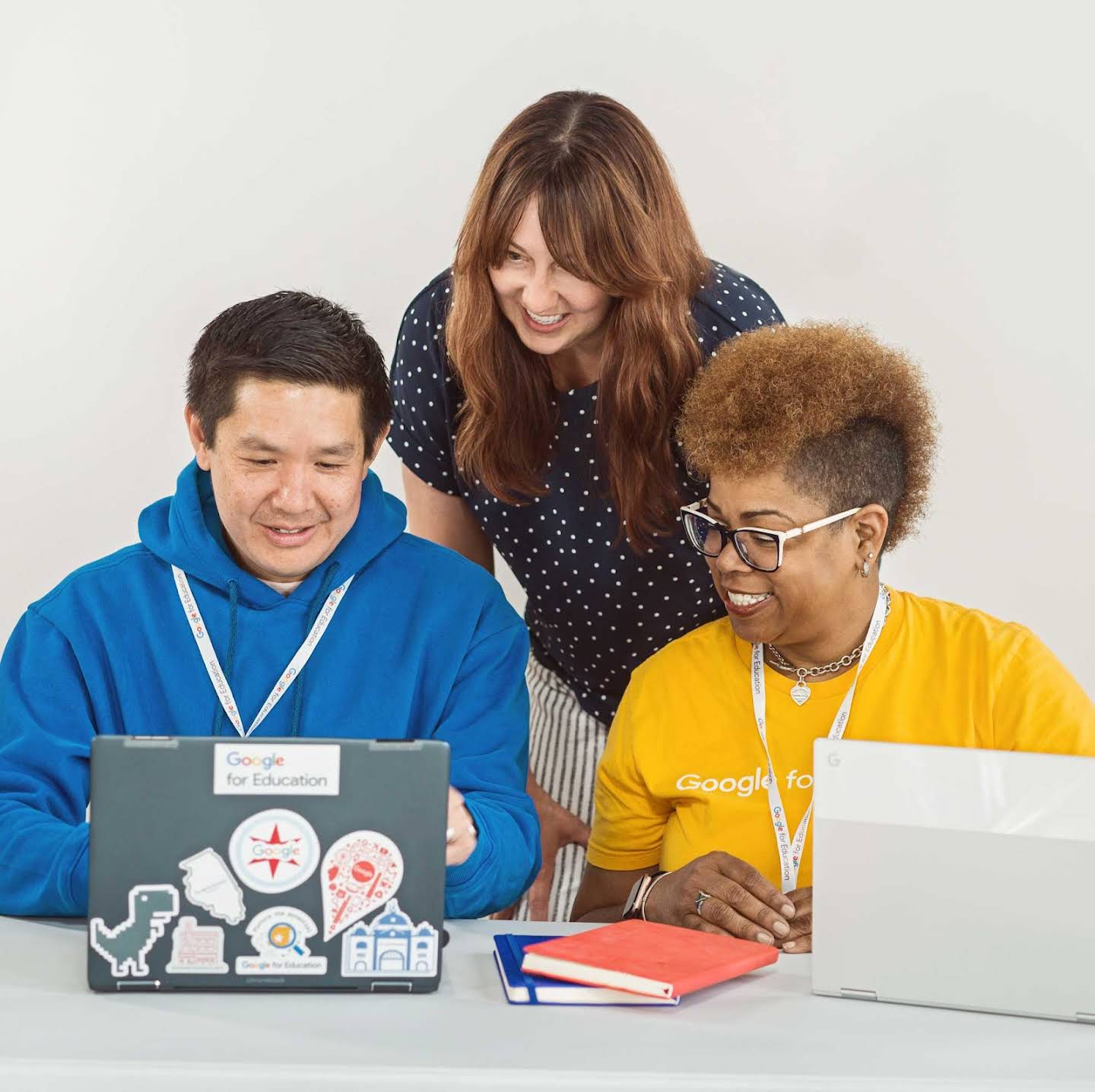 Chromebook에서 함께 협업하는 세 명의 교육자 이미지