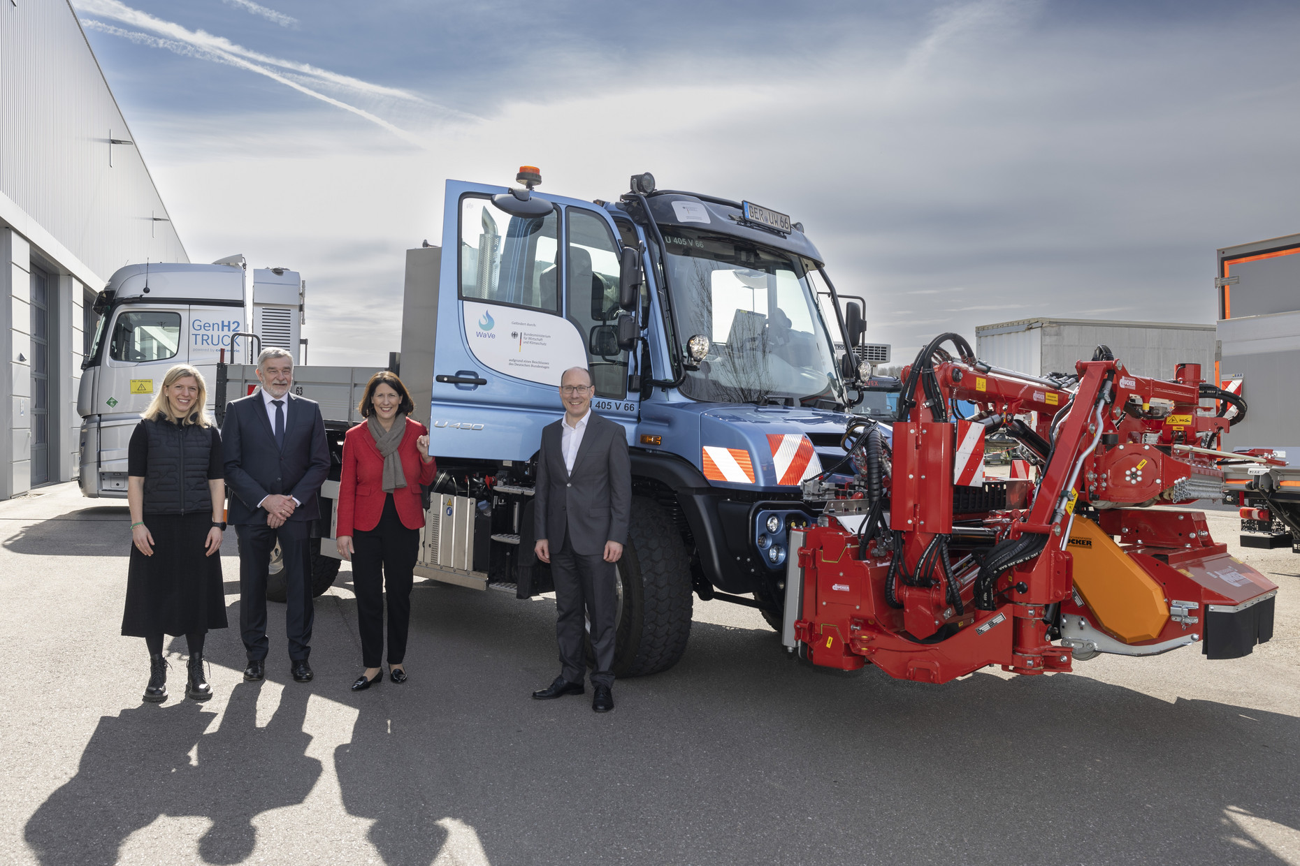 Wirtschaftsministerin Daniela Schmitt informierte sich im Entwicklungszentrum der Daimler Truck AG in Wörth über den aktuellen Stand des Innovationsprojektes und machte eine Probefahrt.