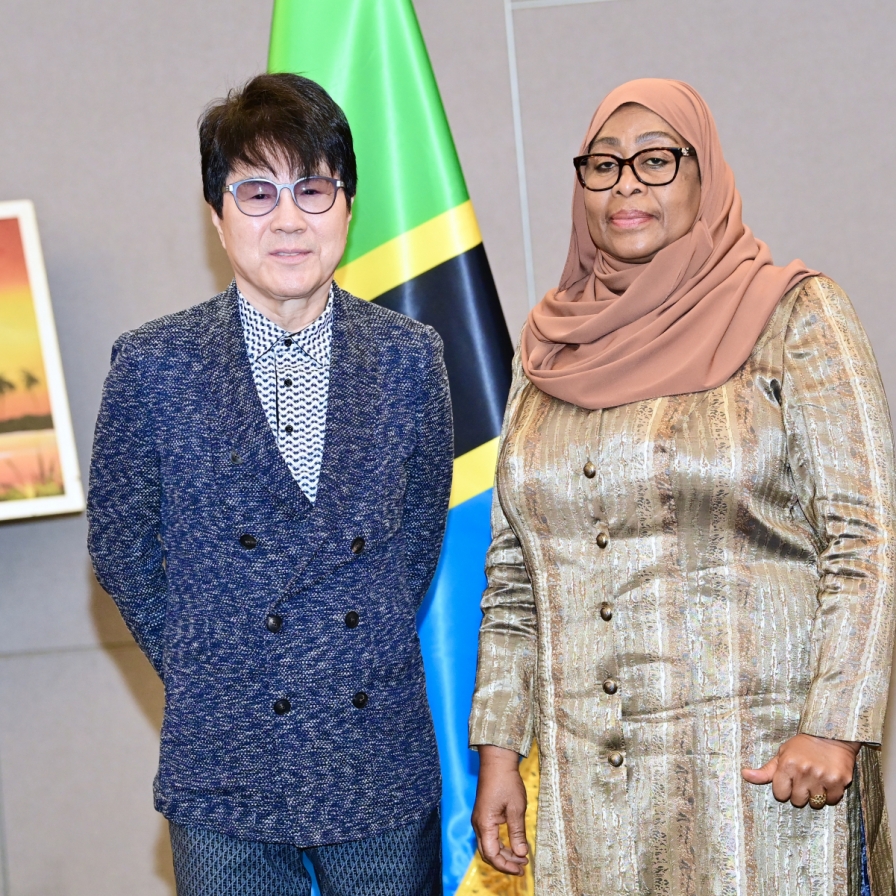 [Photo News] Tanzanian leader meets singer Cho Yong-pil