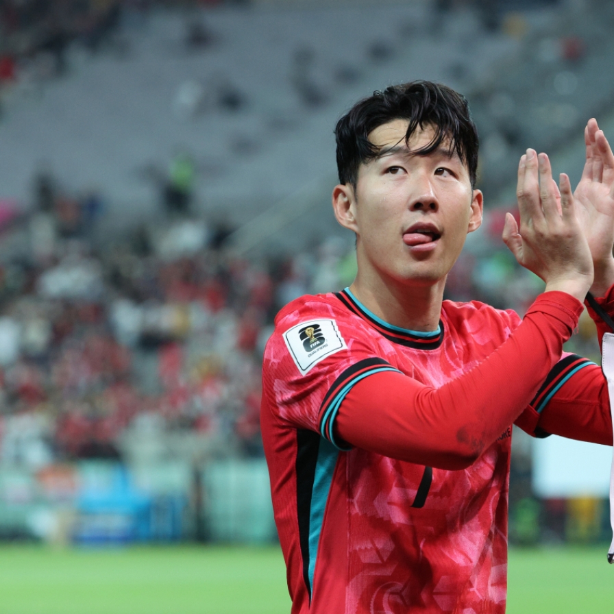 Surprise appearance of Son Heung-min packs public park in minutes, prompts police to control area