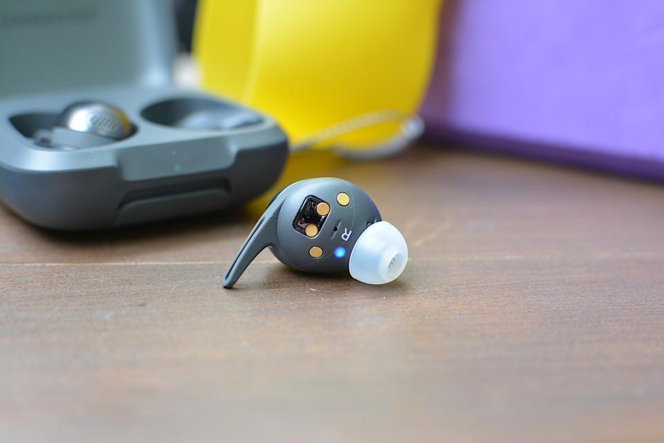 The Momentum Sport earbuds are equipped with body temperature and heart rate sensors. 