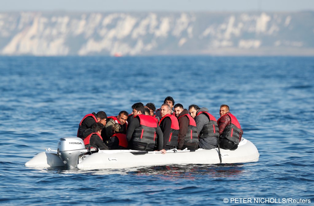 Migrants launch from the coast of northern France cross the English Channel in an inflatable boat near Dover, Britain, August 4, 2021 | Photo: Peter Nicholls / Reuters