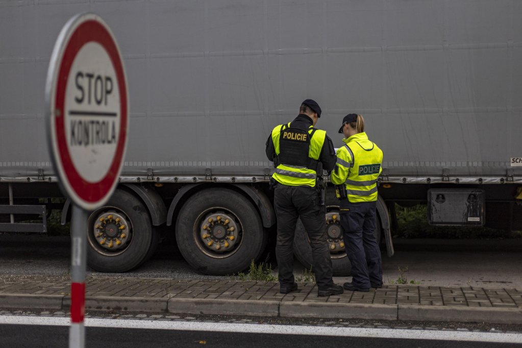  Members of the Czech police checking vehicles at the Stary Hrozenkov-Drietoma border crossing on the Czech-Slovak border | Photo: ARCHIVE/ EPA/MARTIN DIVISEK