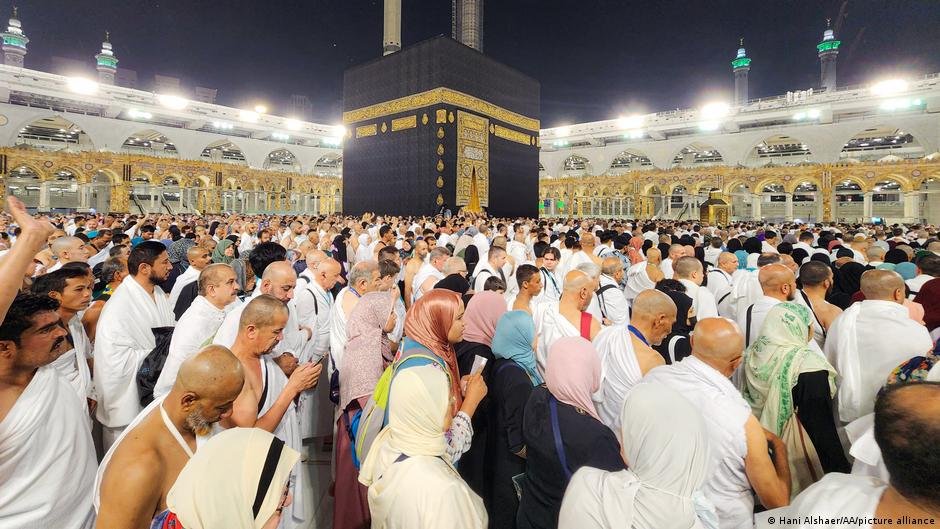 Donating money to the poor is one of the five pillars of Islam - as is a pilgrimage to Mecca (seen here) | Photo: Hani Alshaer/AA/picture-alliance