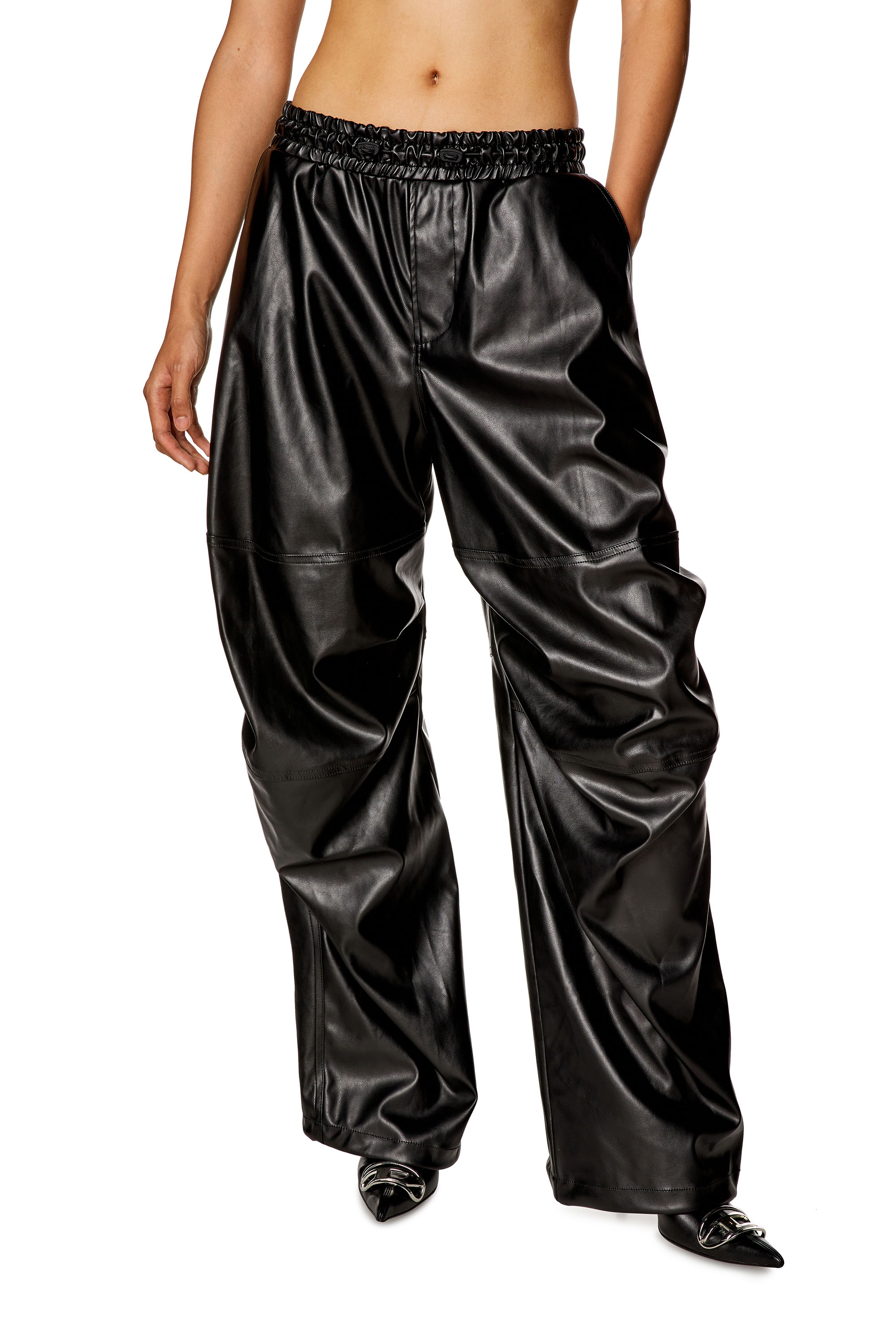 Diesel - P-MARTY-LTHF, Mujer Pantalones cargo extragrandes de tejido recubierto in Negro - Image 1