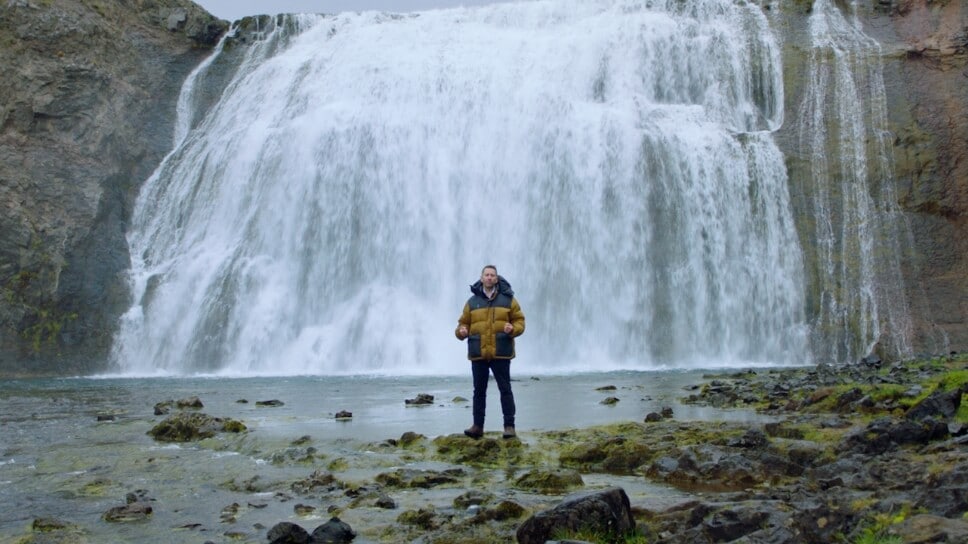 Mann in der Nähe eines Wasserfalls
